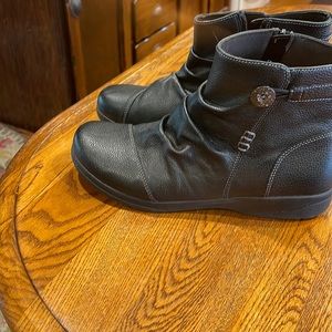 clara black boot wore twice